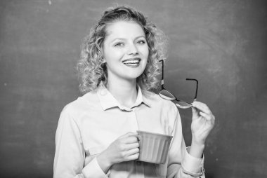 Enerji ve enerji. Enerji yüklemesi. Günaydın. Çay içen ferahlatıcı bir kız. Okul öğretmeninin kahve molasına ihtiyacı var. Fikir ve ilham. Elinde kahve fincanı olan kadın. Sabah erkenden