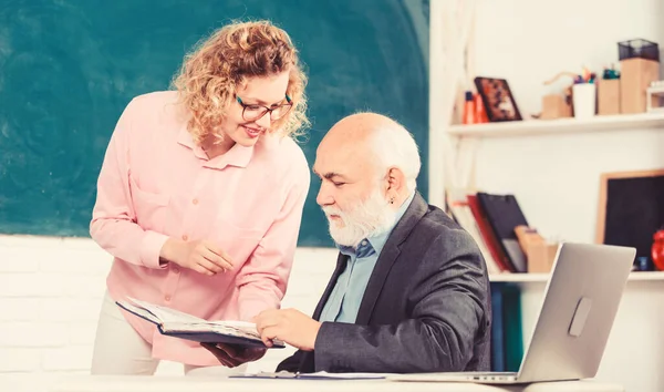 Estudiante preguntando al profesor sobre la tarea. Educador y alumno mirando el libro. Explicando información difícil. Resolver tareas matemáticas. Conocimiento de la fuente. Concepto de libro escolar. Ayúdame, por favor. Revisar tarea —  Fotos de Stock