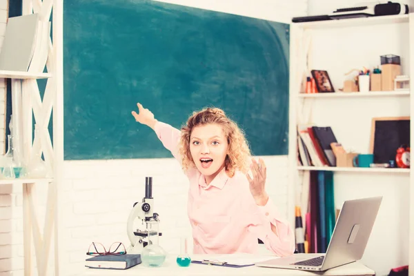 Professora educadora emocional em chalkboard fundo sala de aula. Controle emocional. Conceito de pessoas emocionais. Mulher tutor ou estudante na mesa com laptop e equipamentos escolares artigos de papelaria — Fotografia de Stock