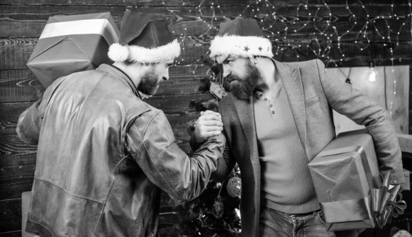 Los hombres usan cajas de regalo con sombrero de santa. Los hombres barbudos llevan cajas de regalo. Brutal hipster chicos celebran la Navidad con regalos. Entrega regalo de Navidad. Se acerca la Navidad. Prepárate para Navidad — Foto de Stock