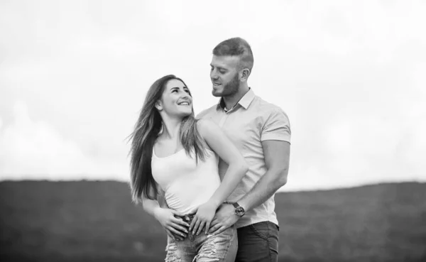 Bonito e doce relacionamento. Um casal apaixonado. Concepção de alguns objetivos. Homem e mulher abraçam o fundo da natureza. Amor familiar. Devoção e confiança. Juntos para sempre, nós dois. História de amor. Relações românticas — Fotografia de Stock