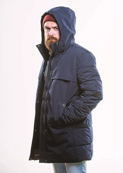 Hipster vintermode. Killen bär hatt och svart vinterjacka. Snygg och bekväm. Vinter eleganta herrkläder. Man skäggig stå varm svart jacka parka isolerad på vit bakgrund. Vinterkläder — Stockfoto