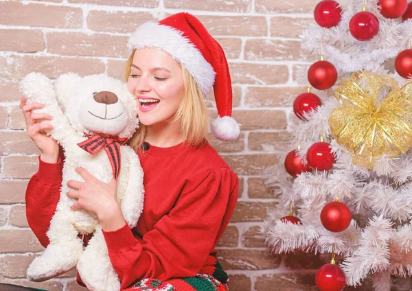 Mujer santa sombrero abrazo suave oso de juguete. El mejor regalo de todos. Chica feliz celebrar la Navidad de año nuevo. Recibe osito de peluche como regalo. Te deseo feliz navidad. Los mejores regalos para la familia. Lindo y tierno regalo — Foto de Stock