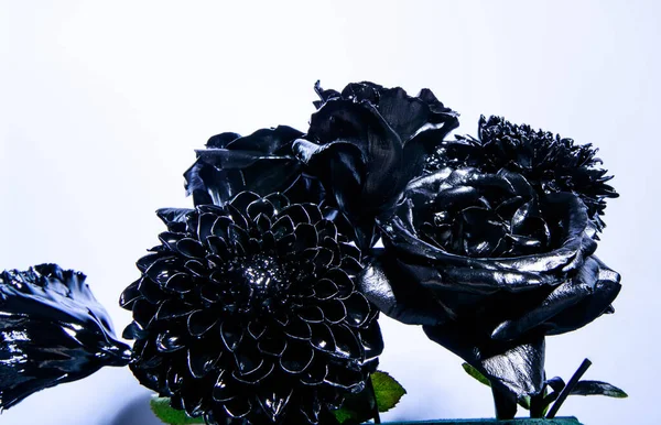 Örök szépség. Botanikai koncepció. Hamisítás és szobrászat. Gyönyörű fekete ezüst virág. Virágbolt. Fémes acél szín. Virág borított fémes festék közelről. Fémvirág. Absztrakt művészet — Stock Fotó