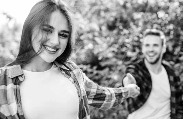 Suivez-moi. Un couple amoureux. Mettez-vous en avant d'une manière qui respecte les femmes tout en étant sortant. Couple en plein air nature déconcentré. Début de relation. Relations de couple — Photo