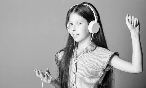 Musik-App. Hörbuch. Bildungsinhalte. Lernen Sie Englisch mit Audio-Lektionen. Mädchen hören moderne Kopfhörer und Smartphones. Hören Sie kostenlos zu. Musikabonnement. Musikalisches Konzept genießen — Stockfoto