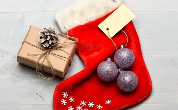 Vánoční dekorativní ponožka světlo pozadí horní pohled. Vánoční punčocha ve tvaru ponožky naplnit dárky. Atributy Vánoc. Santa punčocha s vánoční dárkovou krabicí. Zachovat rodinné tradice — Stock fotografie