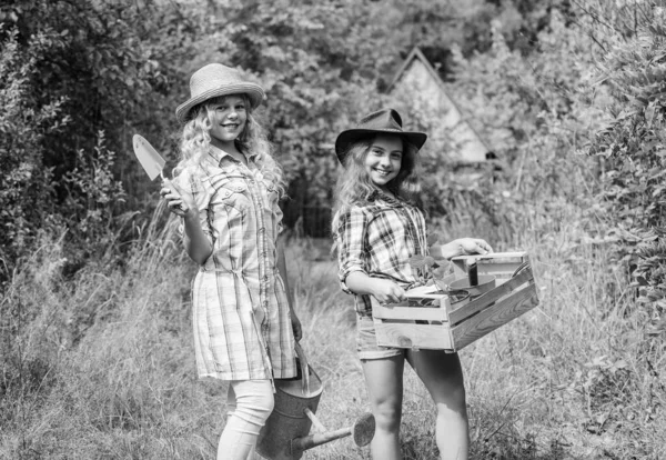 Leidenschaftlich über ihren Job. Umwelt- und Naturschutz. Tag der Erde. Sommerelternhof. Bauernmädchen im Dorf. Kinder halten Gartengeräte in der Hand. Landwirtschaft und Landwirtschaft. Frühling auf dem Land — Stockfoto