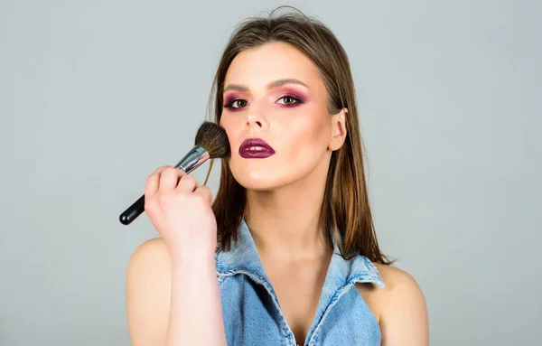 Salão de cabeleireiro beleza. Batom e sombra de olhos. visagem de maquiagem de moda. mulher sexy com escova de maquiagem profissional. sexualidade. cosméticos cuidados da pele. mulher sensual com cabelo, estilo. batom perfeito — Fotografia de Stock