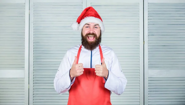 Jantar de Natal de última hora. Receita simples com pouco tempo de cozimento ativo. Homem Papai Noel barbudo hipster usar avental culinário. Prato de cozinha para a família. Cozinhar deliciosa e rápida refeição de férias — Fotografia de Stock