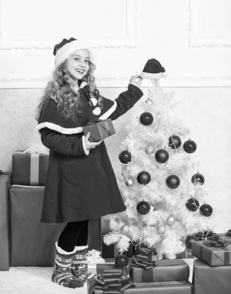 Os sonhos tornam-se realidade. Feliz ano novo conceito. Desembalar presente de Natal. Tradição de férias de inverno. Menina comemorar natal caixa de presente aberta. A abrir o presente de Natal. Criança feliz com presente de Natal — Fotografia de Stock