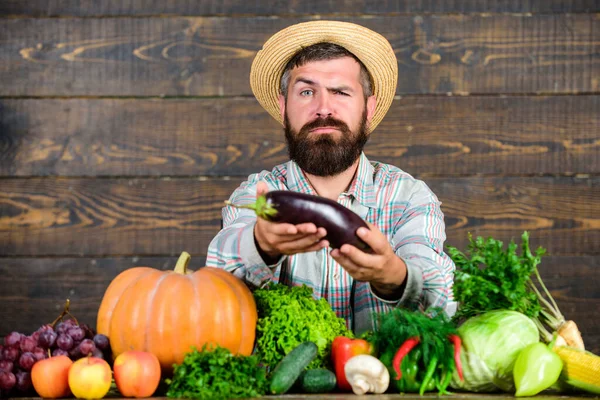 Agricultor con cosecha de verduras de cosecha propia. Control orgánico de plagas. Hombre con barba orgulloso de su cosecha fondo de madera. Cosecha de excelente calidad. Los fertilizantes orgánicos hacen que la cosecha sea saludable y rica —  Fotos de Stock