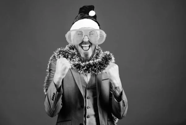 Sakallı adam hipster giymek santa şapka ve komik güneş gözlüğü. Yöneticisi tinsel hazır yeni yıl kutlama. Şirket tatili parti fikirleri çalışanlar seveceksiniz. Noel partisi ofisi. Kurumsal yılbaşı partisi — Stok fotoğraf