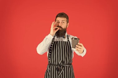 Kahve var. Barista kahve fincanı veriyor. Barista lezzetli içecek hazırladı. Çay ya da sıcak kakao. Sadece şunu dene. Barista işte. Çeşitli yerel zincirler ve franchise iş götürmek çok yapmak