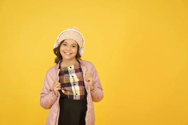 Laisse la musique t'emmener. Le petit enfant écoute de la musique. Joyeux petite fille profiter de la musique sur fond jaune. École de musique et éducation, espace de copie — Photo