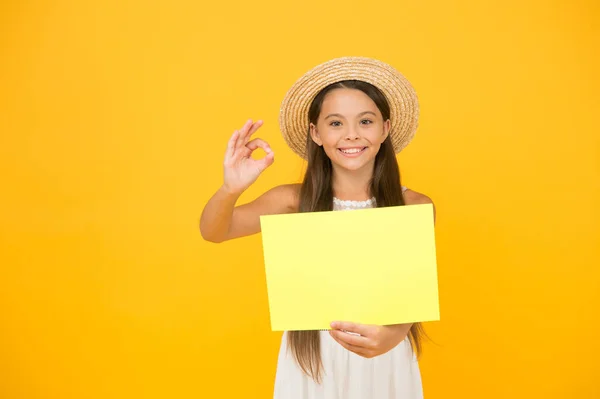 Camp d'été pour les enfants. Concept de voyage. Tenue de vacances d'été. Espace de copie de publicité. Toutes sortes d'activités, sports et excursions culturelles. Adolescente mode d'été. Petite beauté en chapeau de paille — Photo