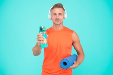 Egzersiz için müzik. Yoga benim hobim. Kişisel eğitim. Çoklu kas gruplarına meydan okuyun. Evde yoga yapan bir adam. Yoga minderli olgun bir sporcu. Farklı seviyeler için modifikasyonlarla çalışmalar