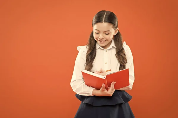 Posible todo. La colegiala disfruta del estudio. El uniforme de la escuela para niños tiene libro de ejercicios. Lección escolar. Niño haciendo la tarea. Tu carrera comienza aquí. Inspiración para el estudio. De vuelta a la escuela. Día del conocimiento — Foto de Stock