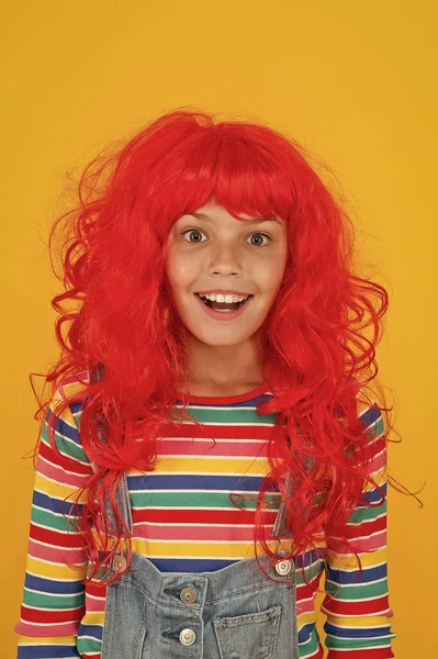 Penteado sujo. Miúdo alegre sorrindo menina ruiva feliz. Eu sou gengibre e orgulhoso disso. Estereótipos ruivos. Ruivas não são criaturas com poderes mágicos de chupar almas. Peruca ruiva louca — Fotografia de Stock