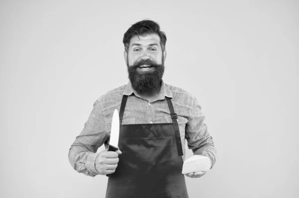 Faisons un sandwich. fromager propre entreprise. hipster avec barbe dans un tablier de chef. Magasin d'alimentation laitière. festival du fromage. Alimentation et nutrition. homme barbu heureux fromage coupé avec couteau. concept fromager — Photo