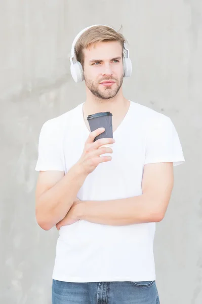 Marcher avec de la musique. Soutenez les cafés locaux. Un bel homme boit du café pour aller boire une tasse en papier. Concept de café. Café. Guy profiter du café chaud frais infusé. Un latte parfait. Quantité quotidienne de caféine — Photo