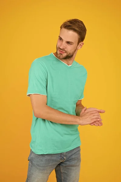 Impressionas-me mesmo. homem machista olhar carismático. cerdas sexy e elegante cara. cara de homem bonito sem barba. sexy cara amarelo fundo. Cuidados com barbeiros. Verão moda masculina. Cabelo e barba cuidado — Fotografia de Stock