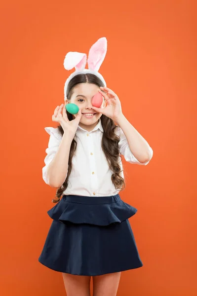 Великодні яйця - рецепти та приготування їжі. маленька дівчинка дитина носить вуха кролика. щасливого Великодня. Полювання на яйця на весняні канікули. Святкування свята та підготовка. Малюк з розфарбованими яйцями — стокове фото