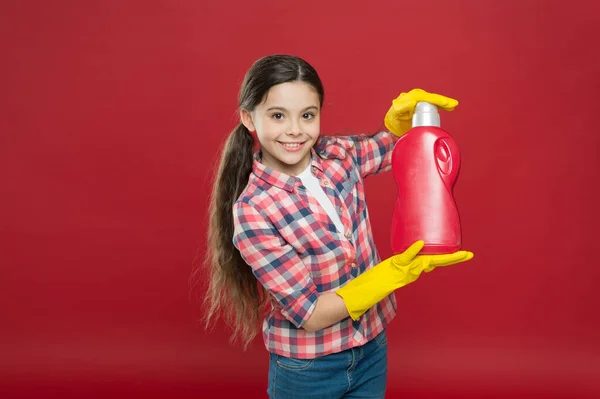 Βοήθησε στο καθάρισμα. Χρησιμοποιήστε το προϊόν για καθαρισμό. Η οικιακή βοηθός. Είδη καθαρισμού. Απολυμαντικό τζελ κατάλληλο για όλη την οικογένεια. Κορίτσι με λαστιχένια γάντια για τον καθαρισμό κρατήστε το πλαστικό μπουκάλι χημικό υγρό — Φωτογραφία Αρχείου