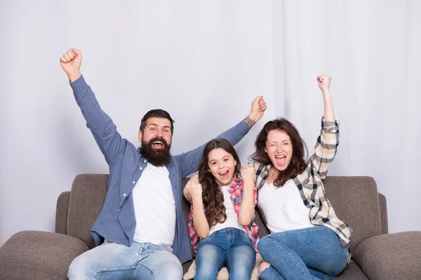 Victoria sobre la enfermedad. La familia feliz hace gestos de victoria en casa. Los ganadores celebran la victoria juntos. Celebrando victoria y derrota. Quédate en casa. Mata al coronavirus. Protección COVID-19 — Foto de Stock