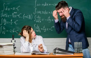 Sorun çözme. Sakallı adam ve seksi kadın, sorunu derste ele alırlar. Okulda sorun var. Eğitimsel bir sorun. Çözüm bulmak. İletişim becerileri