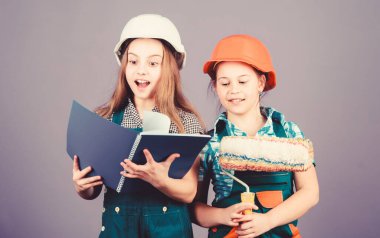 Çocuklar tadilat yapmayı planlıyor. Çocuk kardeşler odalarını yeniliyorlar. Amatör yenileme. Kız kardeşler evi yeniliyorlar. Ev geliştirme aktiviteleri. Çocuklar yeni odaları için boya rengi seçiyorlar.