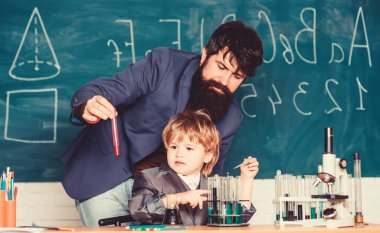 Başarmaya hazırız. Laboratuvarda mikroskop kullanarak. Okula dönelim. Baba ve oğul okulda. Öğrenciler laboratuvarda mikroskopla bilimsel deneyler yapıyor. Öğretmen ve küçük çocuk. okul laboratuarı ekipmanı