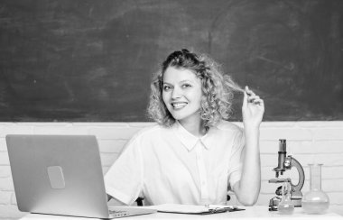 Okul laboratuarı. Üniversite öğrencisi ya da öğretmen. Çalışmak için yazılım. Mikrobiyoloji okuyorum. Moleküler değişiklikleri araştır. Diz üstü bilgisayarı ve mikroskobu olan öğrenci kız. Okula geri dön.