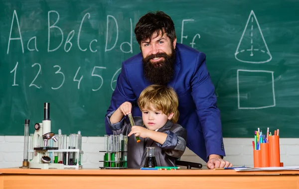 Grundschule. Grundbildung. Erziehung und Bildung in der Kindheit. Junge Schüler, die Bildung erreichen. Lehrer und Kind im Klassenzimmer. Chemieunterricht. Laborversuch. Schulpädagogisches Konzept — Stockfoto