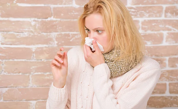 Ficar doente com frio ou gripe. Mulher doente com termómetro de febre. Menina doente bonito medir a temperatura do corpo. Mulher bonita insalubre que sofre de febre. Queima com febre — Fotografia de Stock