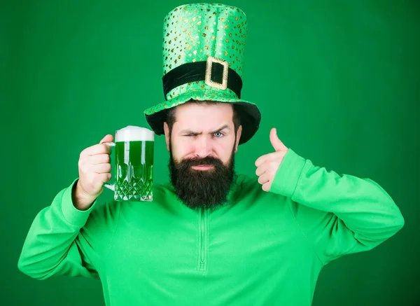 Alkoholhaltig dryck. Irlands symbol. Mannen skäggig hipster dricka öl. Irländsk pub. Rekommenderas varmt. Dricker öl firande. Fest och helgmeny. Färgade gröna traditionella öl. Patricks dag fest — Stockfoto