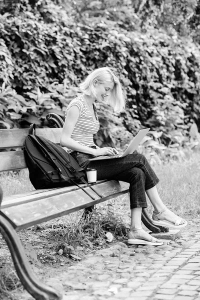 Chica dirige su blog en el cuaderno. verano en línea. blogger chica escribir post para la red social. mujer moderna con blogging portátil al aire libre. Una mujer bebe café. Inspiración para bloguear. Centrado en el examen —  Fotos de Stock