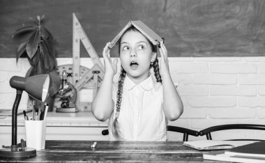 Korkmuş çocuk. modern teknoloji ile dijital çağ. Okula geri dön. gelecekteki başarı eğitim. okulda küçük kız çalışma. Örgün ve gayri resmi eğitim. sınıfta küçük çocuk