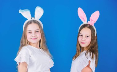 Giyinmek bir yaşam tarzıdır. Paskalya tarzında şık küçük kızlar. Paskalya 'da tavşan stili saç bandı takan sevimli çocuklar. Çocuklar için Paskalya modası