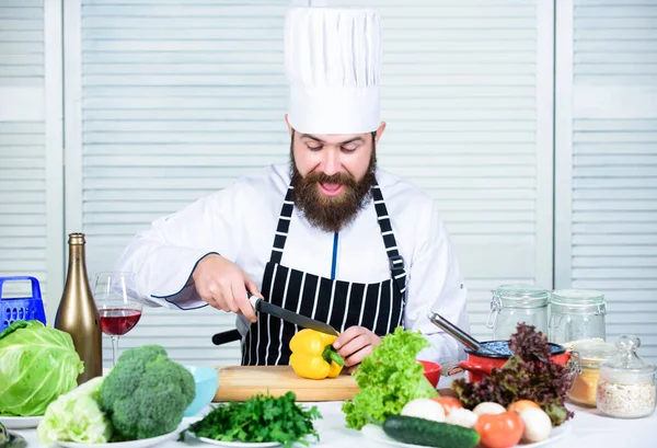 Mästare kock eller amatör matlagning mat. Skarp kniv, hackad grönsak. Enligt receptet. Förbered ingrediensen för matlagning. Användbar för betydande mängd matlagningsmetoder. Grundläggande matlagningsprocesser — Stockfoto