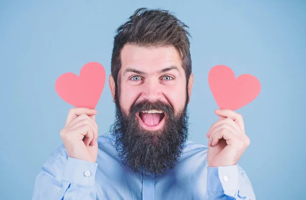 Enamorarse. Un hipster barbudo con tarjeta de San Valentín. Celebra el amor. Chico atractivo con barba y bigote en estado de ánimo romántico. Sentir amor. Concepto de citas y relaciones. Feliz en el amor —  Fotos de Stock