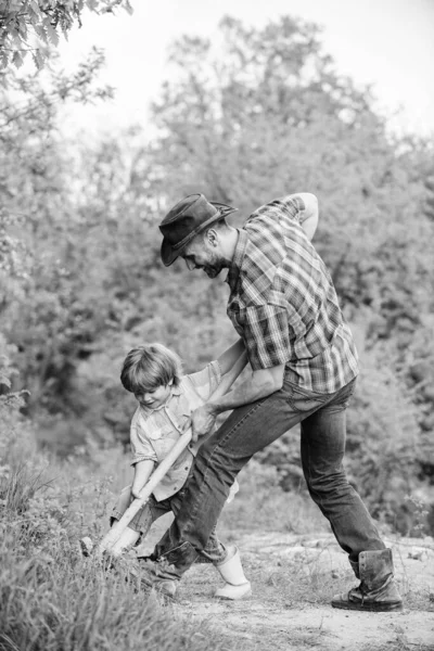 Enrichissement du sol. heureux jour de la terre. Creusez la terre avec une pelle. père et fils plantant arbre généalogique. nouvelle vie. engrais des sols. riche sol naturel. Eco ferme. Ranch. petit garçon enfant aider père dans l'agriculture — Photo