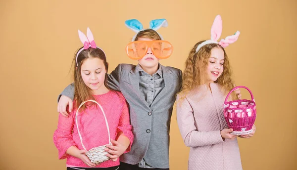 Niños con una pequeña canasta listos para la caza de huevos de Pascua. Amigos divirtiéndose juntos el día de Pascua. Listos para cazar huevos. Grupo niños conejito orejas accesorio celebrar la Pascua. Actividad y diversión de Pascua —  Fotos de Stock