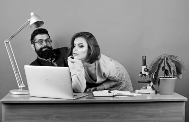 Olgun öğretmen ve çekici öğrenci. Kışkırtma konsepti. Özel ders. Öğretmenle flört etmek. Öğrenci şehvetli seksi kız ve deneyimli öğretmen. Zevk öğretiyorum. Onu cinsel olarak heyecanlandırıyor.