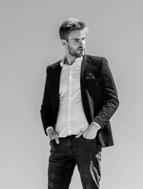 Seksi maço adam. Erkek bakımı. Kendine güvenen iş adamı Yakışıklı bir manken. Başarı kavramı. Gökyüzü arka planı. resmi erkek modası. Modern yaşam tarzı. Sakallı adam iş stili. çevrimiçi iş