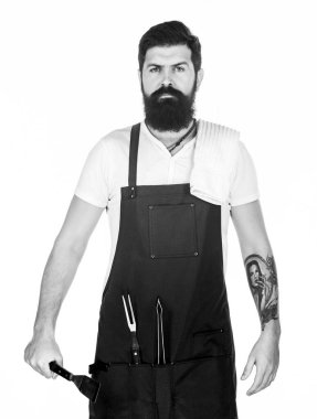 Açık havada et kızartmak için aletler. Piknik ve barbekü. Biftek için eti nasıl seçersin? Profesyonel barbekü aleti. Sakallı hippi barbekü için önlük giyer. Kızartma ve ızgara yemek. Bahşişler et pişirir