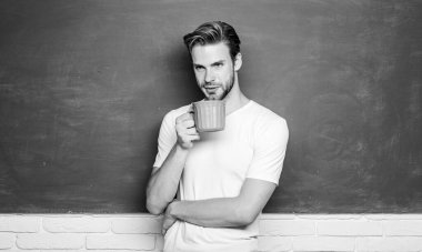 Üniversite hayatı. Okul öğretmeninin kahve molasına ihtiyacı var. Eğitim için enerji ve ilham. Günaydın. Okula dönüyorum. Karatahtadaki adam kahve içer. Sınıftaki öğrenci. Dinlenme zamanı. enerji