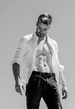 Mükemmel erkek. Seksi maço adam. Sakallı adam gündelik tarzda. Yakışıklı bir manken. Kaslı adam seksi gövde. Güçlü bir atlet göbeği. Spor hocası. Spor sağlıklı bir hayattır. vücut arzusu