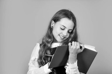 Ömür boyu çocuk yetiştirmek. Küçük çocuk fotokopi defterine yazar. Küçük çocuk ödevini yap. Mutlu kız çocuğu okula geri döndü. Okul ve eğitim. Evde eğitim. Özel ders. Özel ders