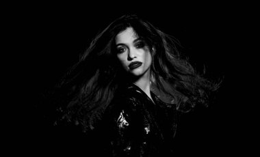 Saçlarını parlak gösteriyor. Uzun kumral saçlı, şehvetli bir kadın. Haidressing ve stil. Güzellik ve kuaför salonu. Harika saçlarım var.